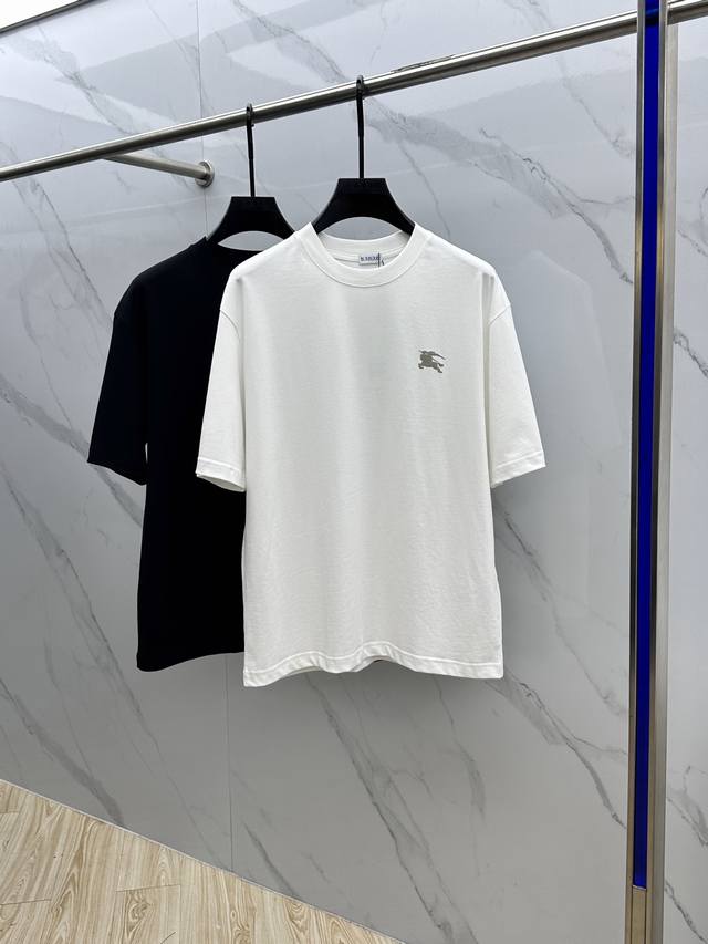 Burberry*巴宝莉 2025Fw春夏新品圆领微阔打底外穿T恤 立体Logo印花 手感面糯有骨感 柔而有韧性 工艺处理 韧性和抗皱性能得到大幅度提高 剪裁很