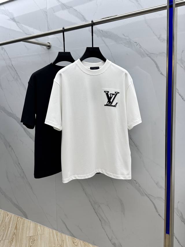 LV*路易威登 2025Fw春夏新品圆领微阔打底外穿T恤 立体Logo刺绣 手感面糯有骨感 柔而有韧性 工艺处理 韧性和抗皱性能得到大幅度提高 剪裁很到位 辨识