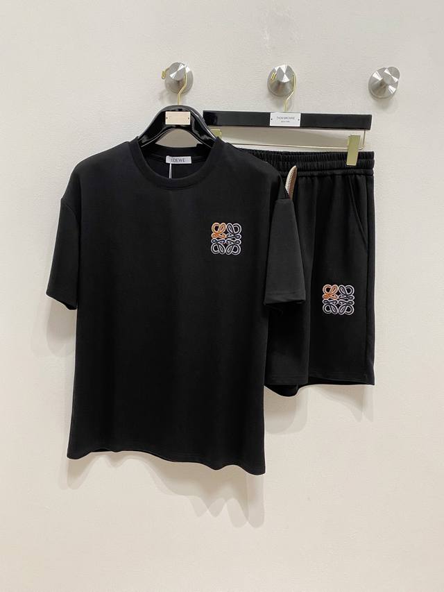 罗意威高端定制 2025春夏新款首发专柜最新款短袖短裤休闲套装 高端订制 设计前卫时尚 品牌Logo重工艺设计 高端定制纯棉面料.手感柔软.穿着舒适.专柜级别精