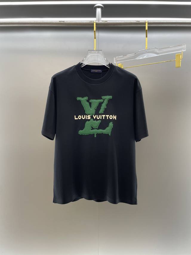 Lv 路易威登 高定面料 250克纯棉 2025春夏专柜新品短袖3D立体印花 凹凸分明 时尚经典圆领短袖袖口下摆采用无痕设计 时尚单品设计 更加时尚舒适 高标准