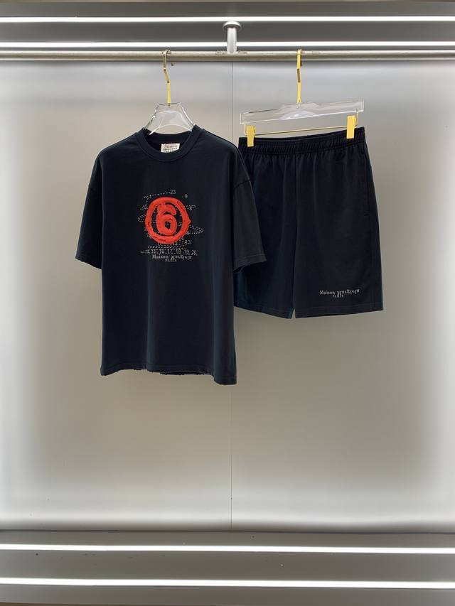 马吉拉 Mm6高端定制 2025春夏新款首发专柜最新款短袖短裤休闲潮男套装套装 重工凹凸图案设计 领子袖子做破洞设计 高端订制 设计前卫时尚 品牌Logo重工艺