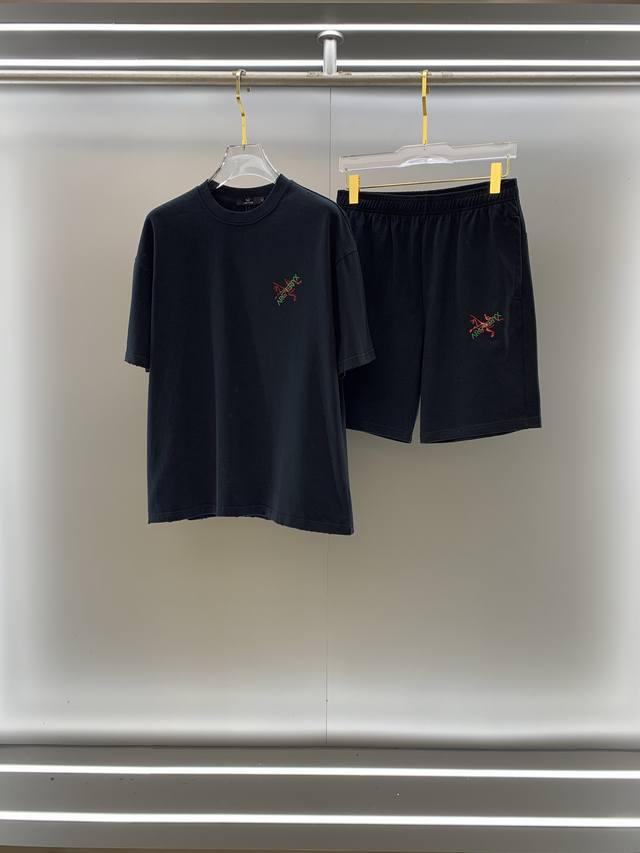 始祖鸟 Arc. 高端定制 2025春夏新款首发专柜最新款短袖短裤休闲潮男套装套装 重工凹凸图案设计 领子袖子做破洞设计 高端订制 设计前卫时尚 品牌Logo重