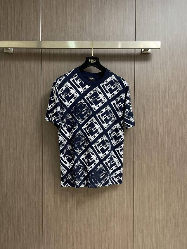 fendi 2025Ss新款圆领满印短袖T恤 Ff印花工艺 纯棉面料 柔软亲肤细腻 做工细致 厚度适中 时尚减龄百搭 尺码 M-3Xl