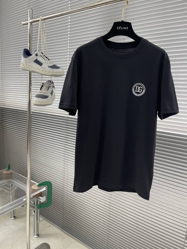 Dg 标识刺绣细节全棉短袖T恤 订织全棉面料质感好 面料舒适亲肤 尺码:S-Xxl s码衣长66 胸围100 肩宽43 m码衣长67 胸围104 肩宽45 l码