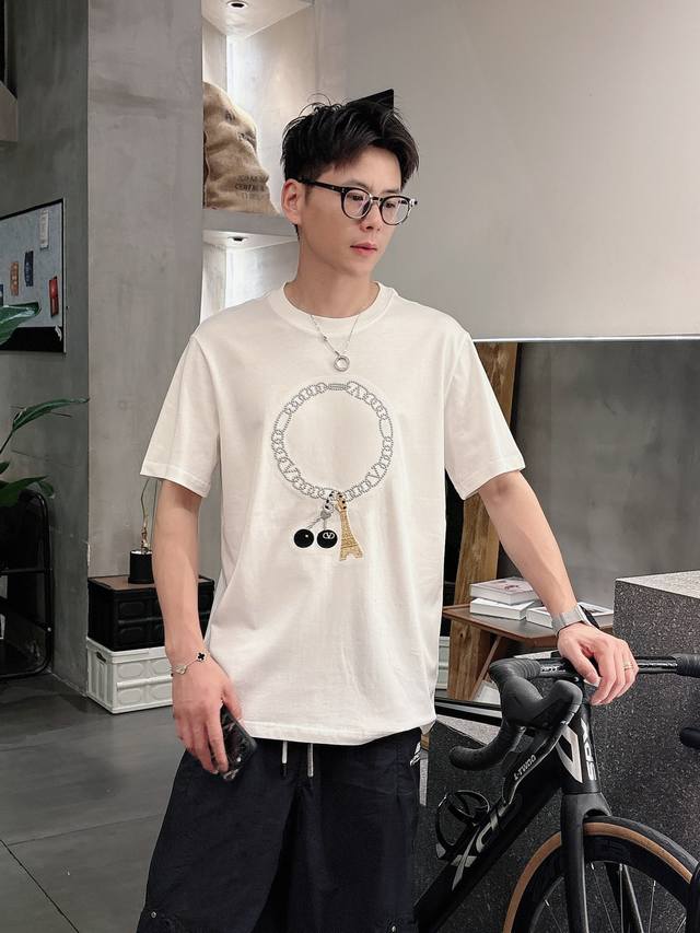 华伦天*Valentino 25Ss春夏新款首发专柜最新款短袖圆领T恤 手绘工艺 高端订制 设计前卫时尚 品牌Logo重工艺设计 高端定制240克面料.手感柔软