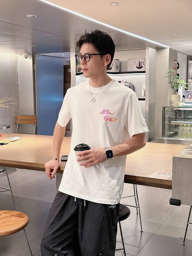 路易威*Lv 25Ss春夏新款首发专柜最新款短袖圆领T恤 手绘工艺 高端订制 设计前卫时尚 品牌Logo重工艺设计 高端定制240克面料.手感柔软.穿着舒适.专