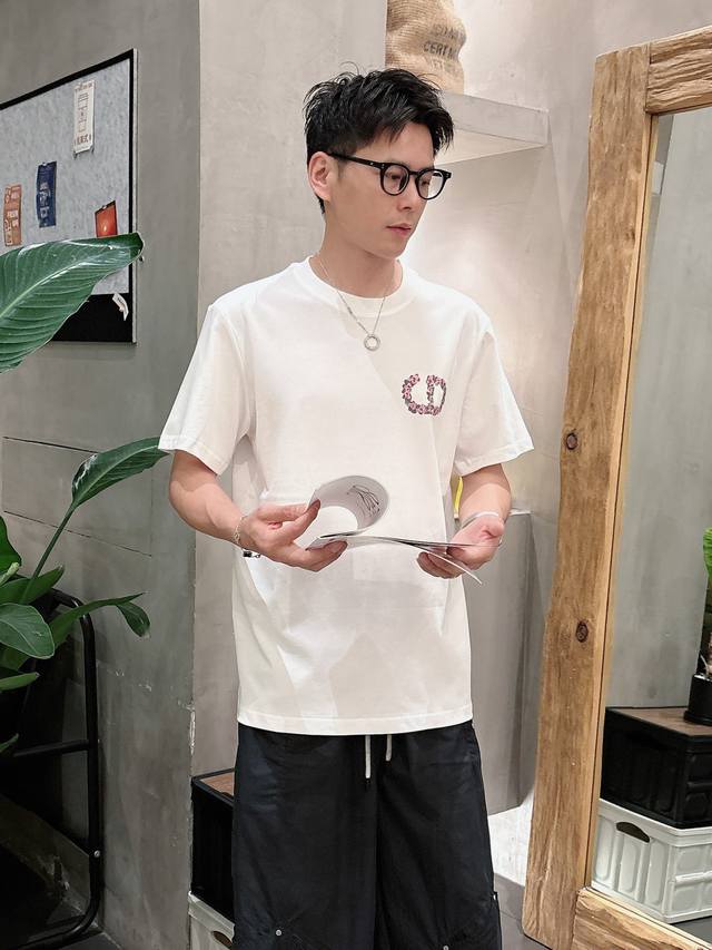 迪*Dior 25Ss春夏新款首发专柜最新款短袖圆领T恤 手绘工艺 高端订制 设计前卫时尚 品牌Logo重工艺设计 高端定制240克面料.手感柔软.穿着舒适.专