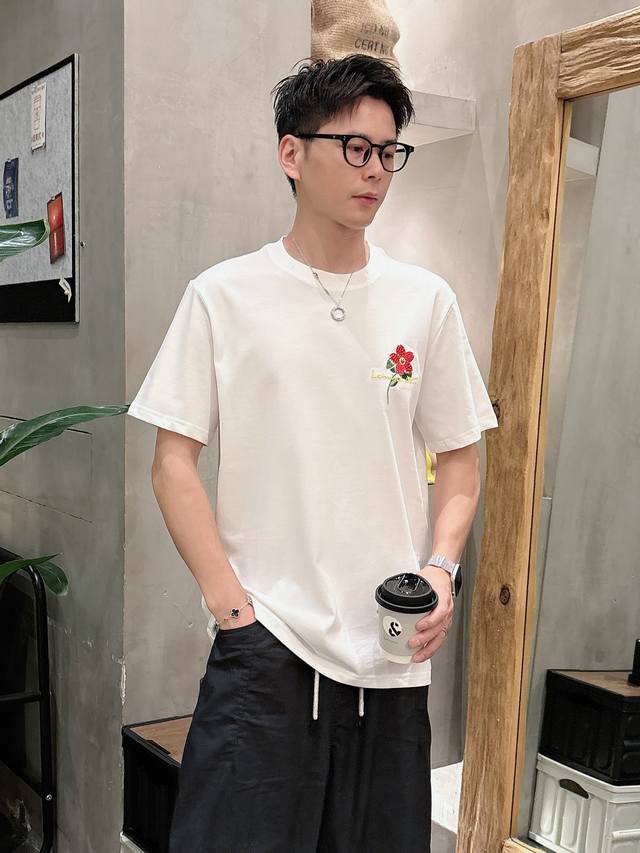路易威*Lv 25Ss春夏新款首发专柜最新款短袖圆领T恤 高端订制 设计前卫时尚 品牌Logo重工艺设计 高端定制240克面料.手感柔软.穿着舒适.专柜级别精致