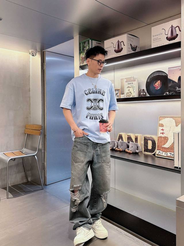 25Ss Celine新款圆领短袖T恤 选用330克双纱平织棉面料打造 植绒印花工艺 螺纹针织领口 男女同款 码数 S-2Xl 颜色 深宝蓝 湖蓝 白三色 尺码