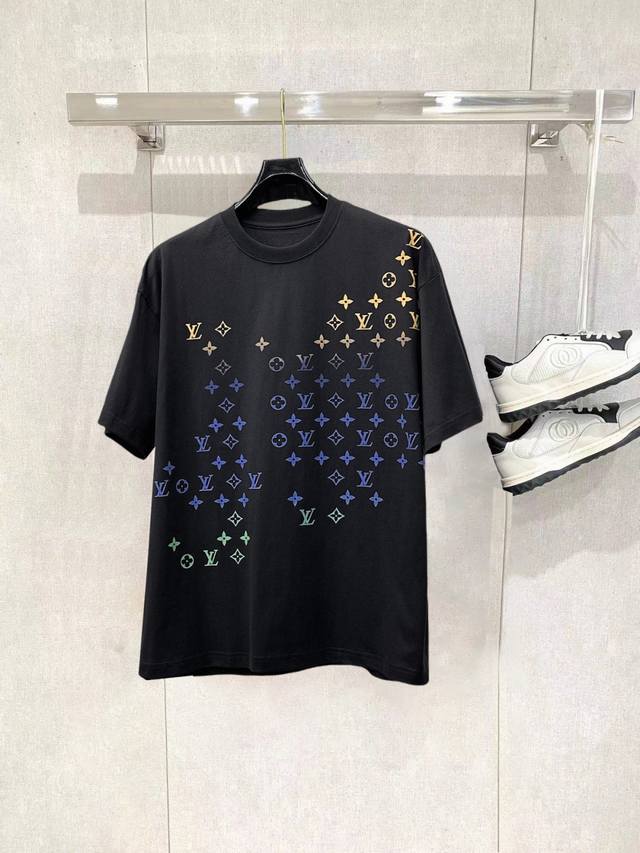 路易威登Lv 高版本2025春夏新款男女同情侣款休闲宽松棉质圆领短袖T恤衫 260克纯棉不变形专供贸易公司渠道稀出 同步官网发售 专柜最新系列 经典时尚设计元素