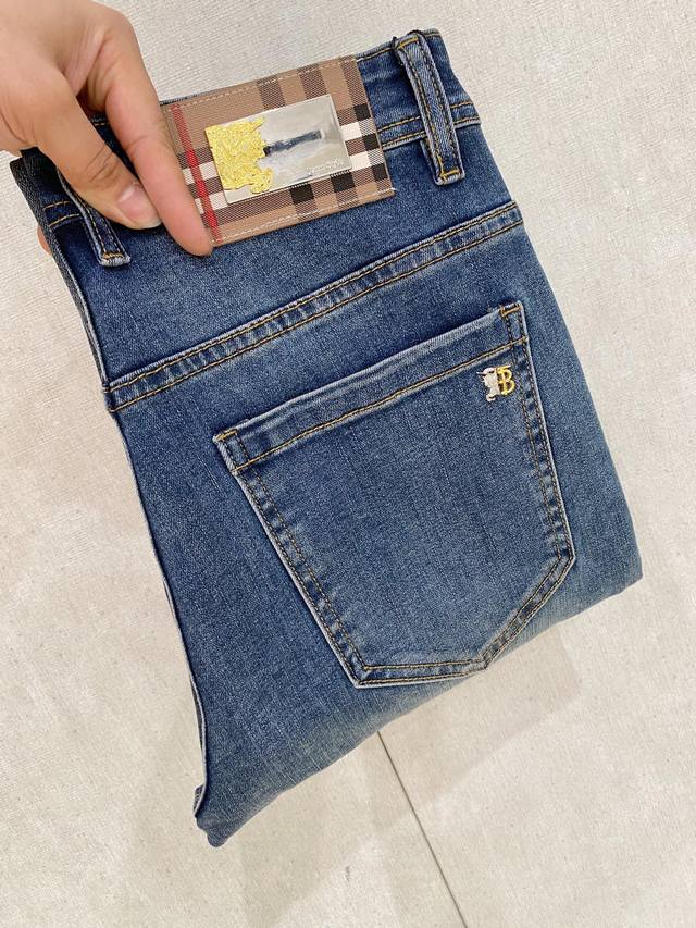 p巴宝莉 新品 高端独家发售 25Ss四季款超燃炸街系列之最牛仔裤 独家隆重推出 原版定制高端品质面料 定制五金版型修身剪裁 面料带弹力 微弹上身舒适度超高 必