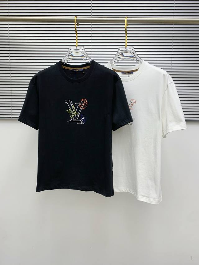 plv2025夏季新款短袖T恤 个性艺术系列全网独家首发 百搭款细节处理完美纯棉面料十分精致 原版面料 网红明星同款高版本 高品质手感非常舒服 时尚又个性 超级