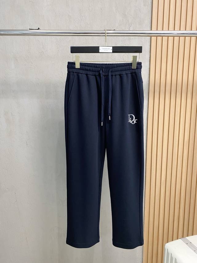 p迪奥 新品 25Ss夏季新款休闲裤.定制铜氨丝空气层混纺面料 抗皱不粘灰抗静电 面料柔软舒适有垂感.立挺上身有型 立体裁剪设计拉长腿部线条 显高显瘦.松紧腰带