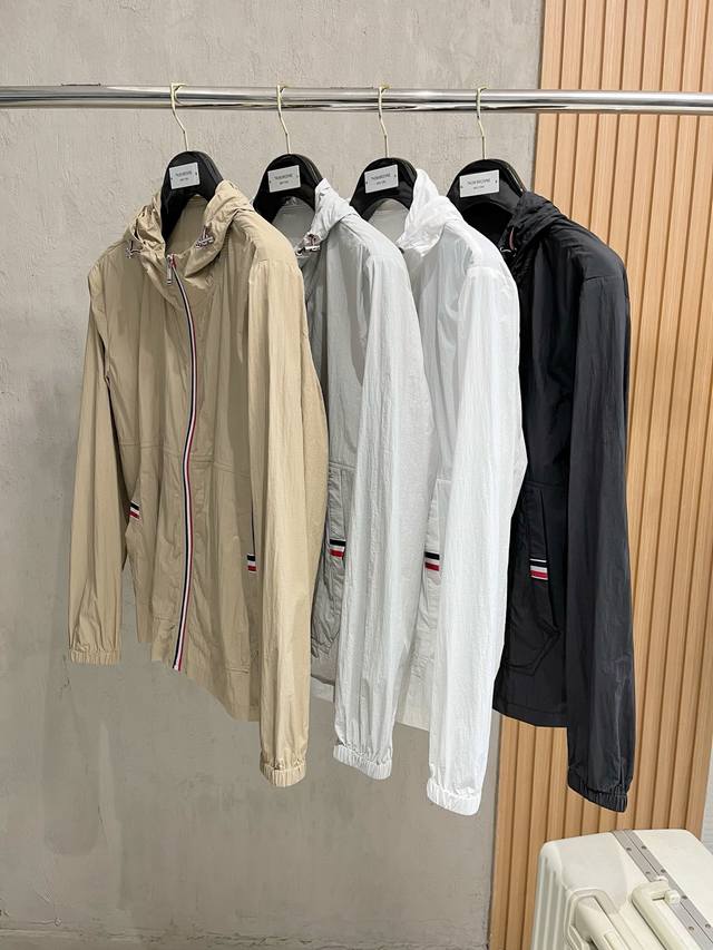Tb 2025春夏新款男士防晒服轻薄外套 独特订制防晒科技面料 结合凉感涂层体感清凉不闷热 出汗后速干 适合夏季户外活动 轻量透气 舒适度高 超轻便携 可折叠成