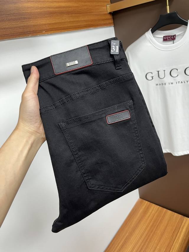 Boss 2025夏季新品 欧洲站男士商务休闲牛仔裤 当商务遇上休闲 当经典碰撞时尚 2025年春季 我们为您带来全新欧洲站男士商务休闲牛仔裤 精选高品质面料