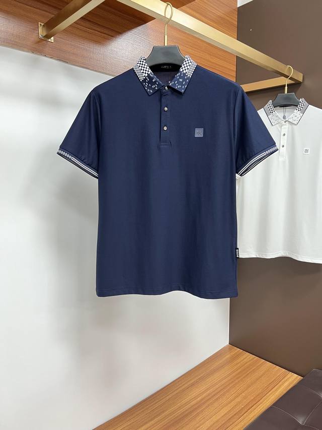 Boss 2025春夏经典的polo领设计 搭配简洁的单排扣 线条利落流畅 巧妙修饰颈部线条 彰显优雅绅士格调 左胸处精致的品牌标识 采用无痕压胶工艺 细腻而平