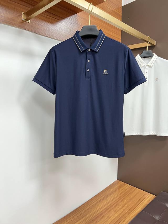 Tf 2025春夏经典的polo领设计 搭配简洁的单排扣 线条利落流畅 巧妙修饰颈部线条 彰显优雅绅士格调 左胸处精致的品牌标识 采用无痕压胶工艺 细腻而平整