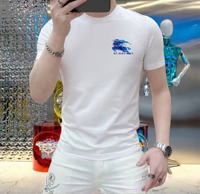 巴宝莉 这个夏天 让肌肤感受极致的温柔与舒适 全新男士夏季圆领蚕丝棉短袖T恤 现已优雅登场 精选优质蚕丝棉 柔软透气 轻盈贴合 让你在炎炎夏日也能保持清爽自在