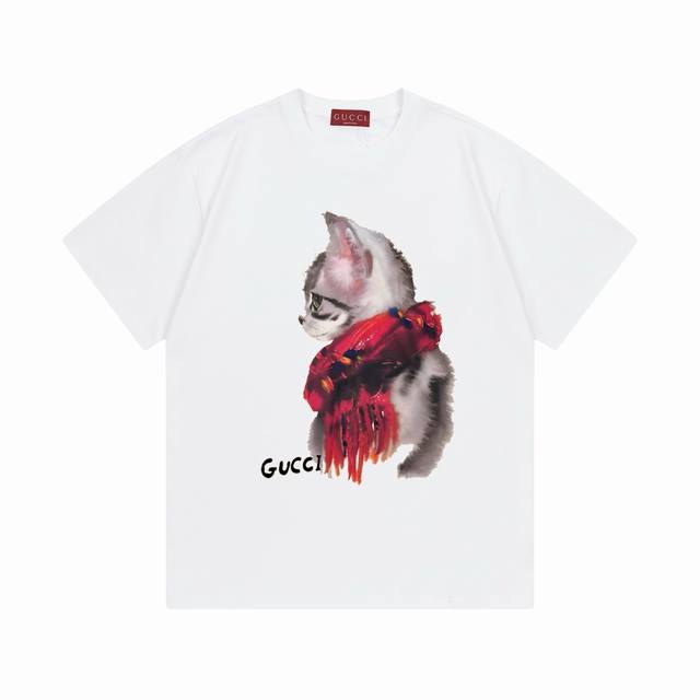 Gucci 古驰 2025新款 数码直喷围巾猫咪Logo 男女同款 短袖T恤 定制300克100 双纱纯棉面料 康丽数码直喷工艺 定染32支双股螺纹 领标吊牌主