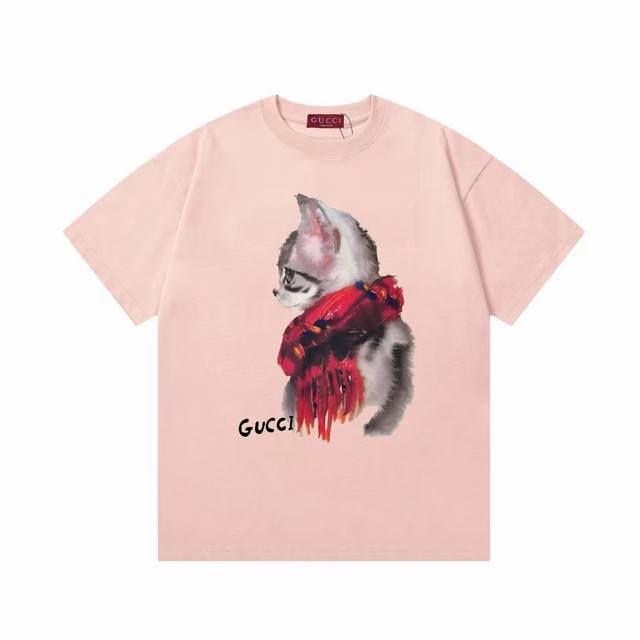 Gucci 古驰 2025新款 数码直喷围巾猫咪Logo 男女同款 短袖T恤 定制300克100 双纱纯棉面料 康丽数码直喷工艺 定染32支双股螺纹 领标吊牌主
