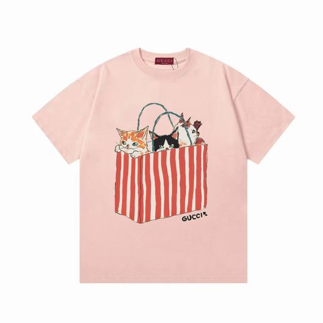 Gucci 古驰 2025新款 数码直喷礼袋猫咪Logo 男女同款 短袖T恤 定制300克100 双纱纯棉面料 康丽数码直喷工艺 定染32支双股螺纹 领标吊牌主