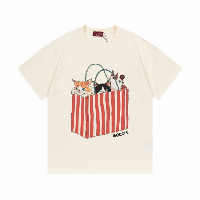 Gucci 古驰 2025新款 数码直喷礼袋猫咪Logo 男女同款 短袖T恤 定制300克100 双纱纯棉面料 康丽数码直喷工艺 定染32支双股螺纹 领标吊牌主