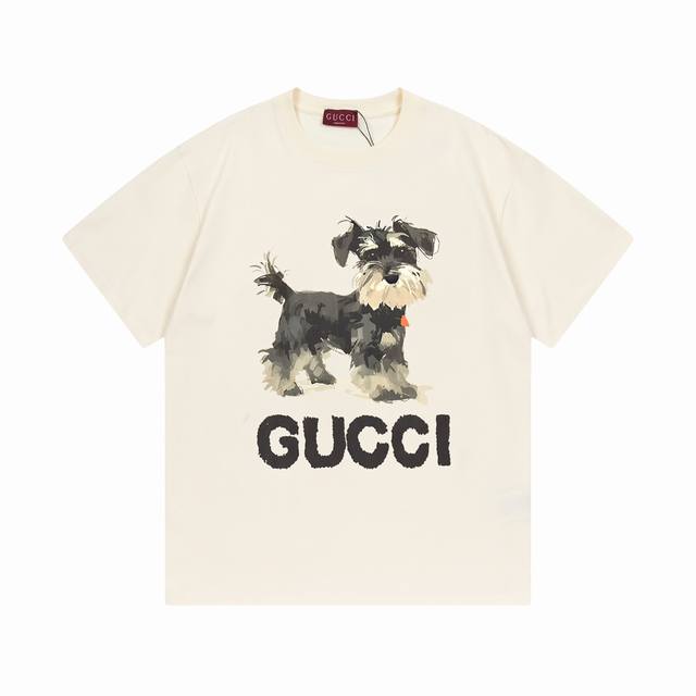 Gucci 古驰 2025新款 数码直喷雪纳瑞字母Logo 定制皮章 男女同款 短袖T 定制300克100 双纱纯棉面料 康丽数码直喷工艺 定染32支双股螺纹