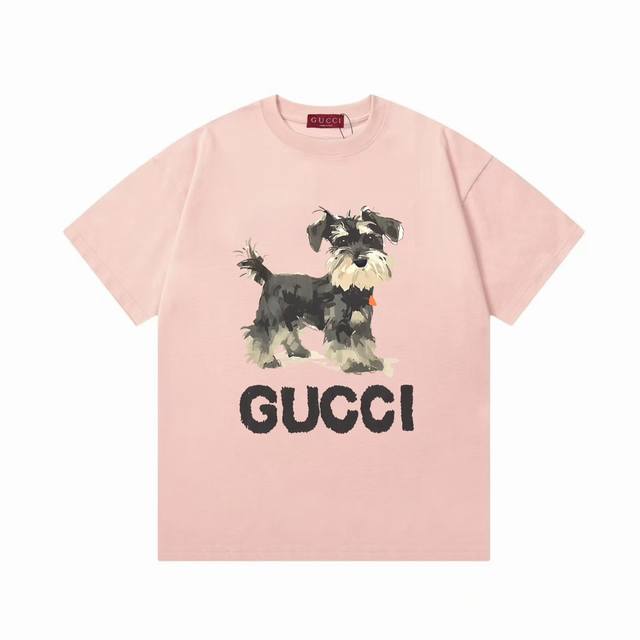 Gucci 古驰 2025新款 数码直喷雪纳瑞字母Logo 定制皮章 男女同款 短袖T 定制300克100 双纱纯棉面料 康丽数码直喷工艺 定染32支双股螺纹