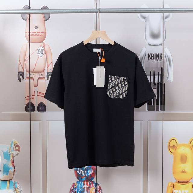 迪奥Dior 新款口袋短袖T恤 高品质尼龙纯棉洗水手感 前片Logo印花 布匹口袋装饰 罗纹专门定制.面料舒适柔软 还原特殊工艺带来的潮流 定制定染 三标齐全