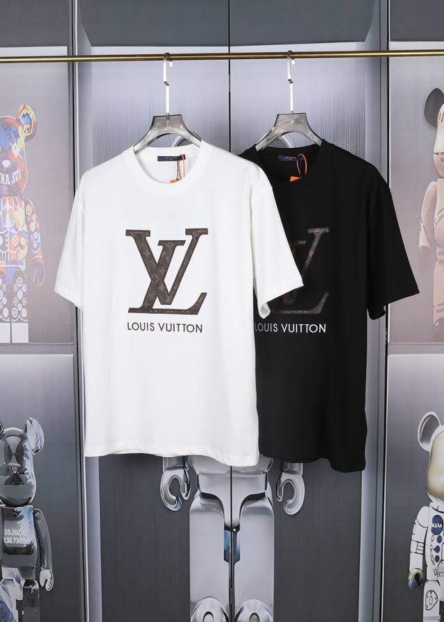 Lv驴家路易新款走绣皮绣花短袖 .前片采用进口原皮绣花.高品质重磅双纱280G32支滑爽纯棉洗水手感.细节工艺呈现高端品味.还原特殊工艺带来的潮流 面料舒适柔软