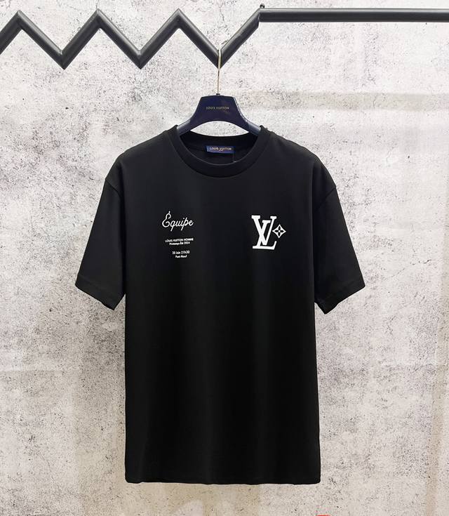 louis Vuitton*路易威登 lv菲董新款员工字母印花短袖T恤 定制280克32支全棉双纱紧密爽滑面料 布面干净 布纹清晰 手感非常细腻扎实 更加力挺
