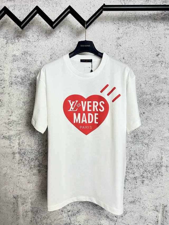 louis Vuitton*路易威登 lv秀场联名款爱心字母短袖T恤 定制280克32支全棉双纱紧密爽滑面料 布面干净 布纹清晰 手感非常细腻扎实 更加力挺 舒