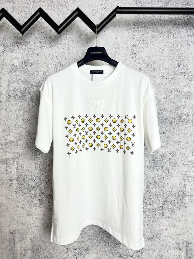 louis Vuitton*路易威登 lv笑脸印花浮雕压花短袖 定制280克32支全棉双纱紧密爽滑面料 布面干净 布纹清晰 手感非常细腻扎实 更加力挺 舒适透气