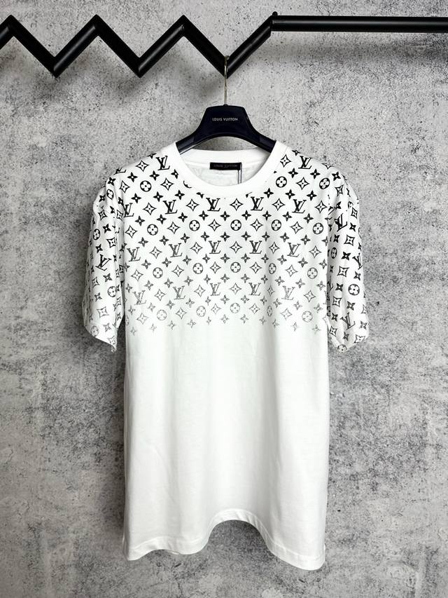 louis Vuitton*路易威登 lv老花渐变短袖 定制280克32支全棉双纱紧密爽滑面料 布面干净 布纹清晰 手感非常细腻扎实 更加力挺 舒适透气不易变形