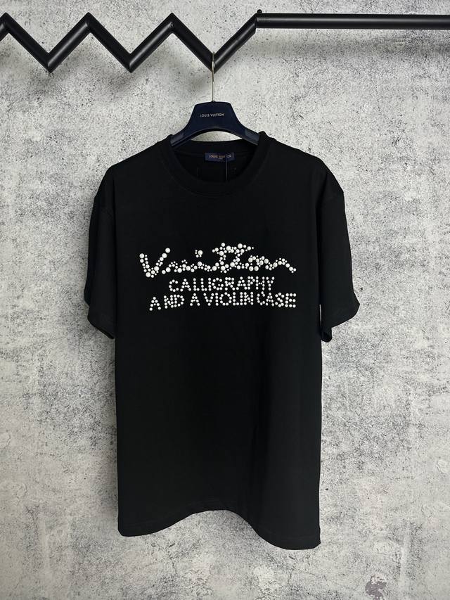 louis Vuitton*路易威登 lv高定珠珍Logo短袖T恤 定制280克32支全棉双纱紧密爽滑面料 布面干净 布纹清晰 手感非常细腻扎实 更加力挺 舒适