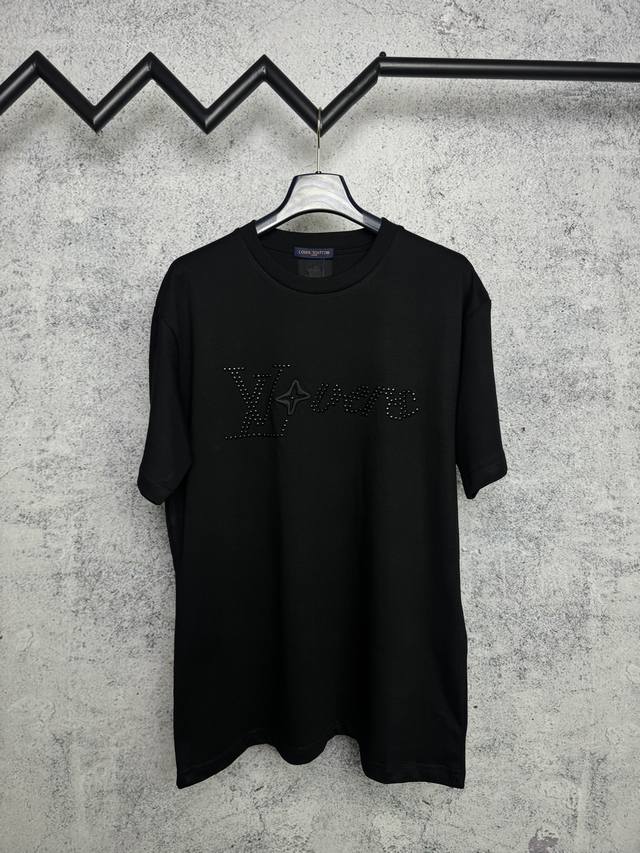 louis Vuitton*路易威登 lv 菲董烫钻绣花柳钉短袖T恤 定制280克32支全棉双纱紧密爽滑面料 布面干净 布纹清晰 手感非常细腻扎实 更加力挺 舒