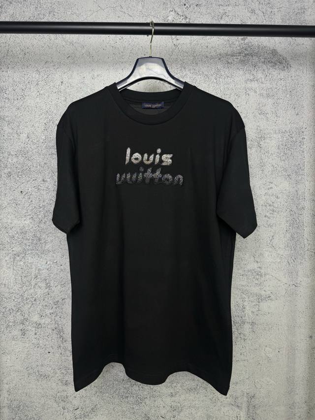 louis Vuitton*路易威登 lv幻彩串珠绣字母短袖T恤 定制280克32支全棉双纱紧密爽滑面料 布面干净 布纹清晰 手感非常细腻扎实 更加力挺 舒适透