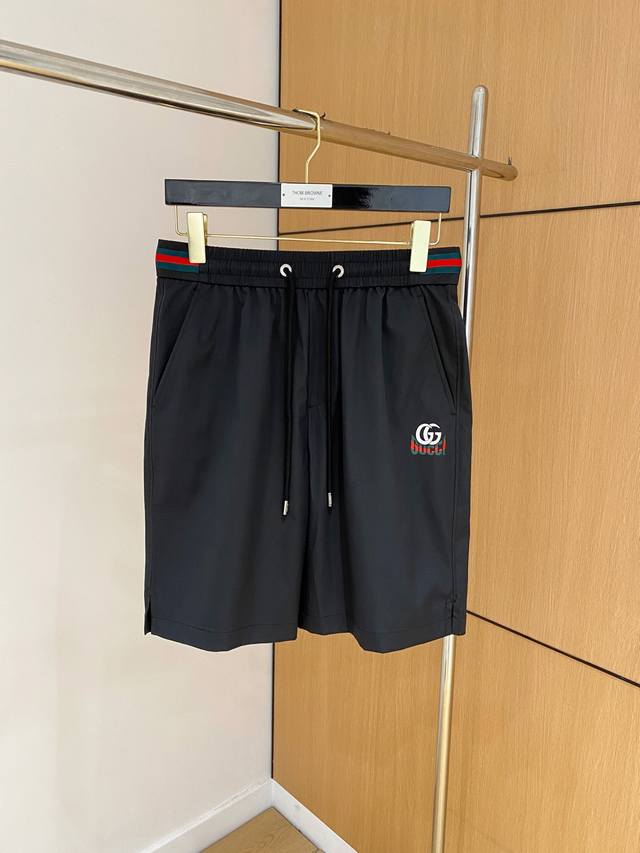 新品 gg 男士精品休闲裤顶级面料休闲短裤 最新款上身版型无敌正绝对可以闭眼收的一款此款裤子非常百搭 弹力腰围,日常上班户外运动都可以穿着 是时尚休闲与户外运动