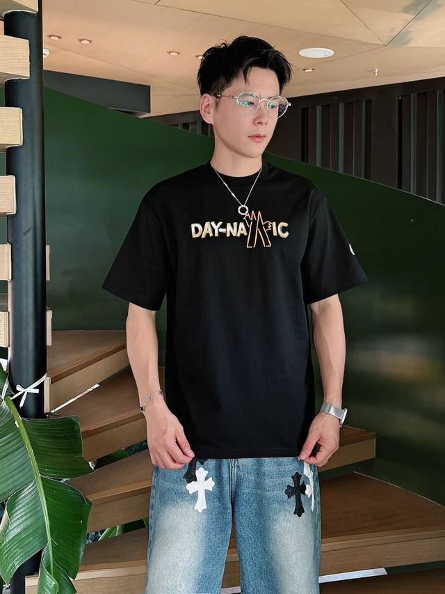 蒙口* 25Ss春夏新款首发专柜最新款短袖圆领T恤 高端订制 设计前卫时尚 品牌Logo重工艺设计 高端定制230克面料.手感柔软.穿着舒适.专柜级别精致车线.
