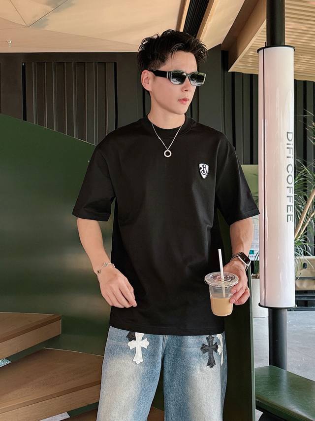 Bbr春夏新款首发专柜最新款短袖圆领T恤 高端订制 设计前卫时尚 品牌Logo重工艺设计 高端定制230克面料.手感柔软.穿着舒适.专柜级别精致车线.做工精细.