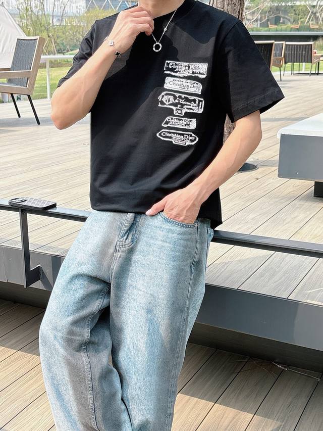 dior25Ss春夏新款首发专柜最新款短袖圆领T恤 高端订制 设计前卫时尚 品牌Logo重工艺设计 高端定制230克面料.手感柔软.穿着舒适.专柜级别精致车线.
