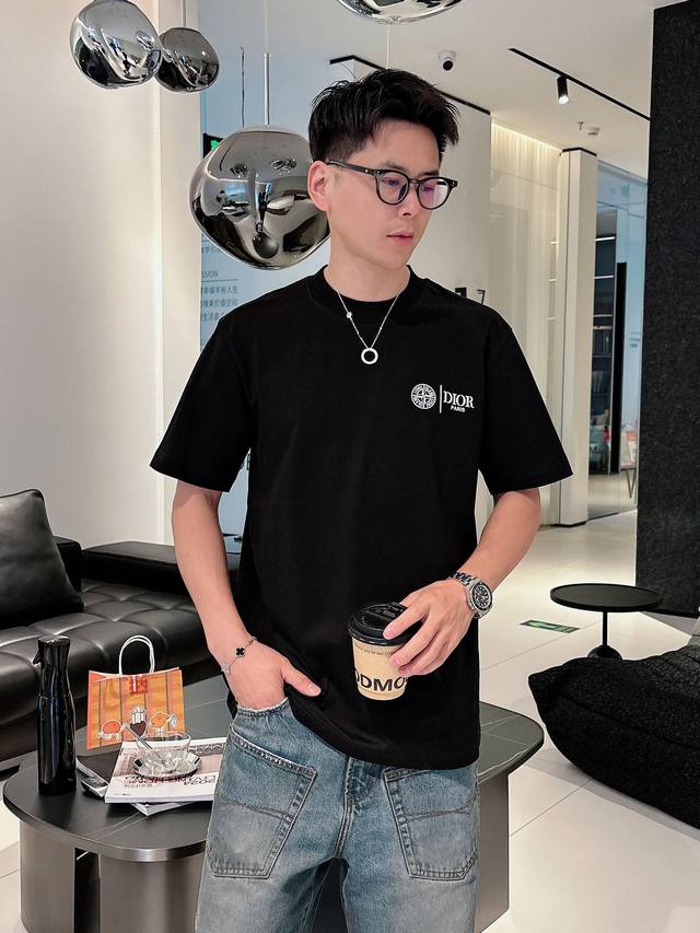 Dio 春夏新款首发专柜最新款短袖圆领T恤 高端订制 设计前卫时尚 品牌Logo重工艺设计 高端定制230克面料.手感柔软.穿着舒适.专柜级别精致车线.做工精细