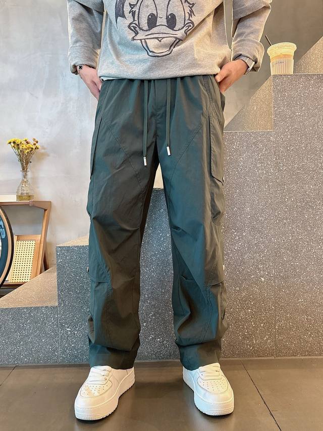 dior 男士精品休闲裤顶级面料休闲裤 最新款上身版型无敌正绝对可以闭眼收的一款此款裤子非常百搭 弹力腰围,日常上班户外运动都可以穿着 是时尚休闲与户外运动的完