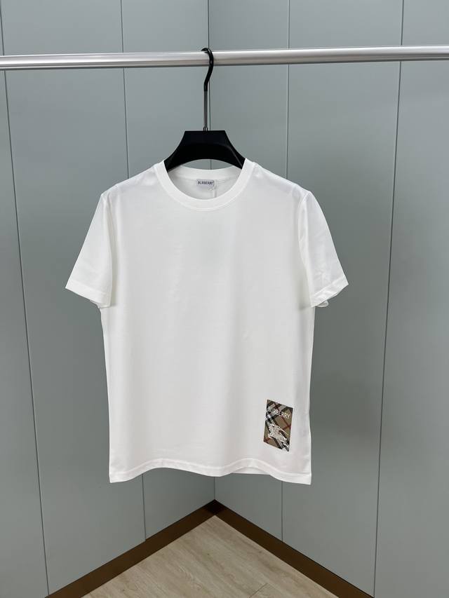 Burberry 25春夏新品格纹标签贴花短袖T恤 正面下脚侧边饰牌贴花巧妙融合精纺Burberry 格纹 品牌徽标和马术骑士徽标 创意重释品牌标志性设计 采用