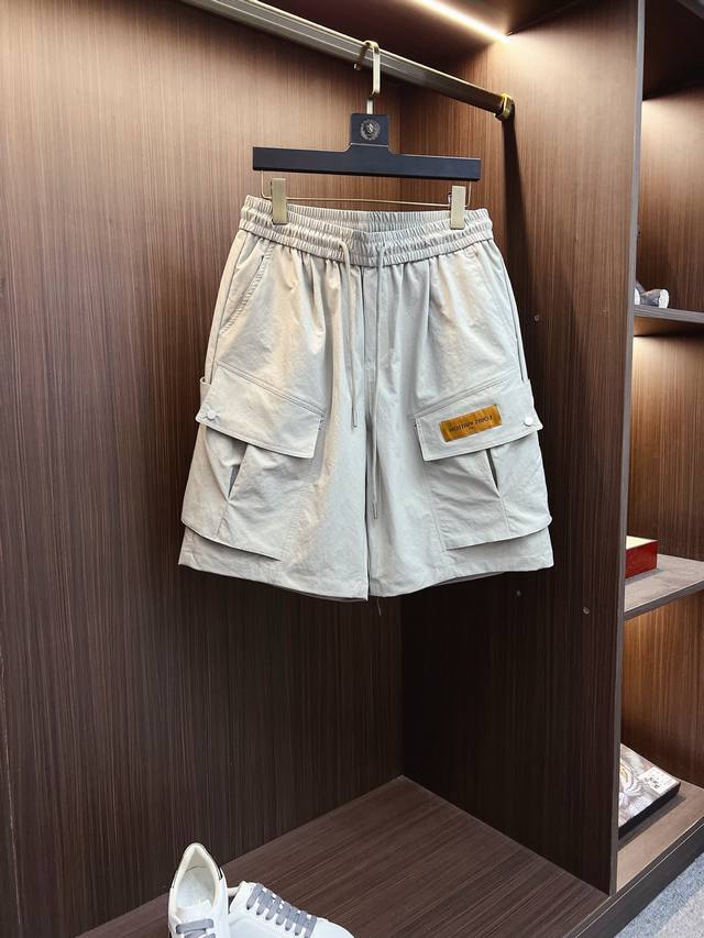 Lv 2025夏季新款男士休闲短裤 高级定制夏季专用休闲裤透气面料 透气舒适度高 细节无可挑剔 品牌元素设计理念 体现高品质 手感细腻柔软 呈现休闲裁剪 简单时