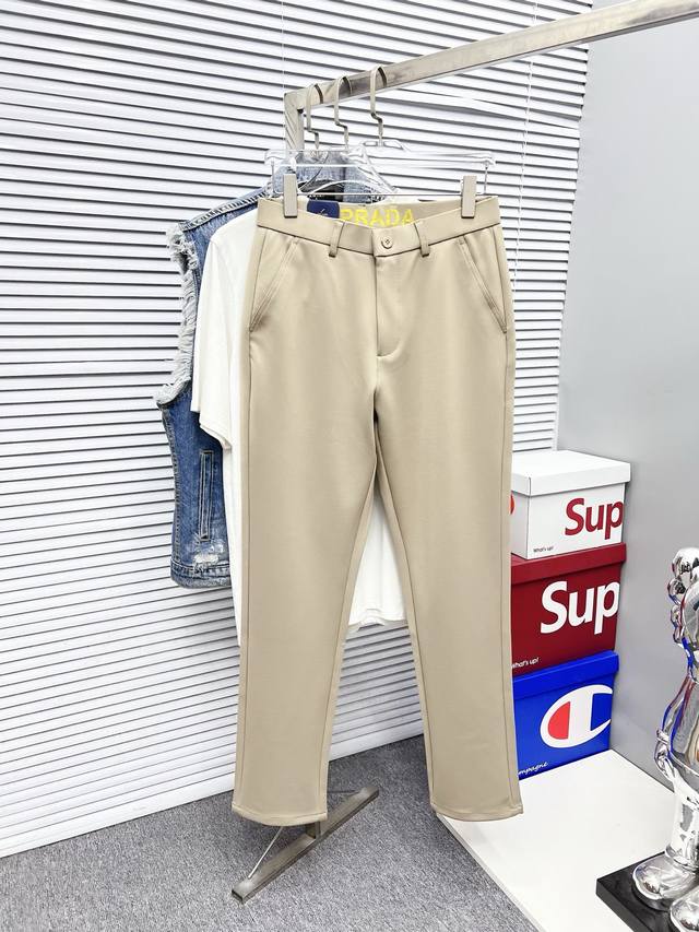 普拉达 新款来袭 2025春夏新款新品 专柜有售 实体店极品休闲裤专柜原版1:1好货 适合各个年龄段 市场最高版本的欧洲进口面料 舒适柔软亲肤 上身效果超级棒时