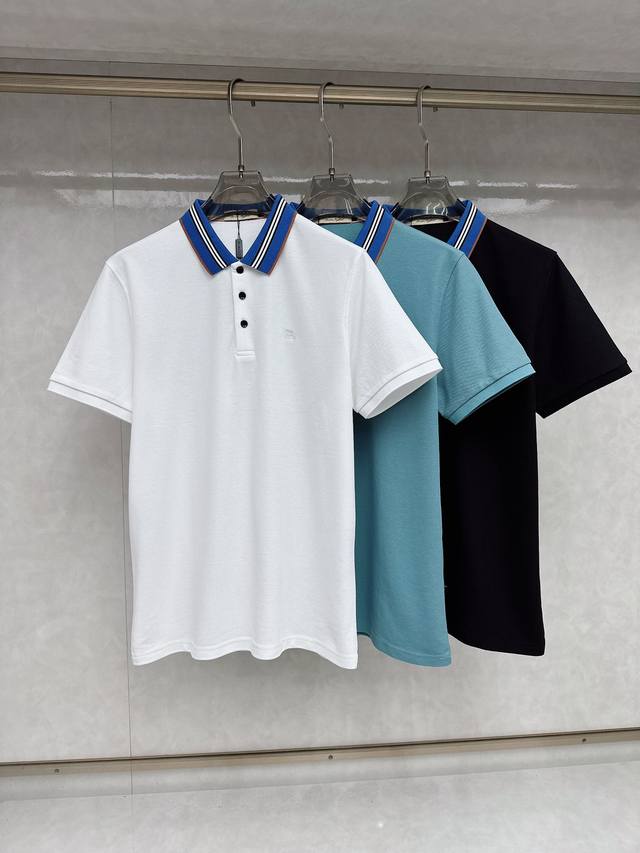 巴宝莉 2025男士标识短袖polo衫 商务休闲翻领polo恤.该款polo衫采用丝光双面棉质珠地面料制成 隽永设计可跨越时尚潮流 经典款型 两侧开叉设计 让整