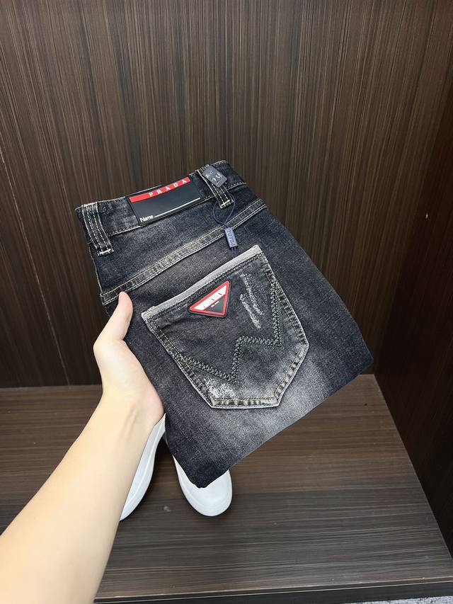 普拉达 2025新款新品 专柜有售 实体店极品牛仔裤专柜原版1:1好货 适合各个年龄段 市场最高版本的欧洲进口面料 舒适柔软亲肤 上身效果超级棒时尚百搭 笔挺有