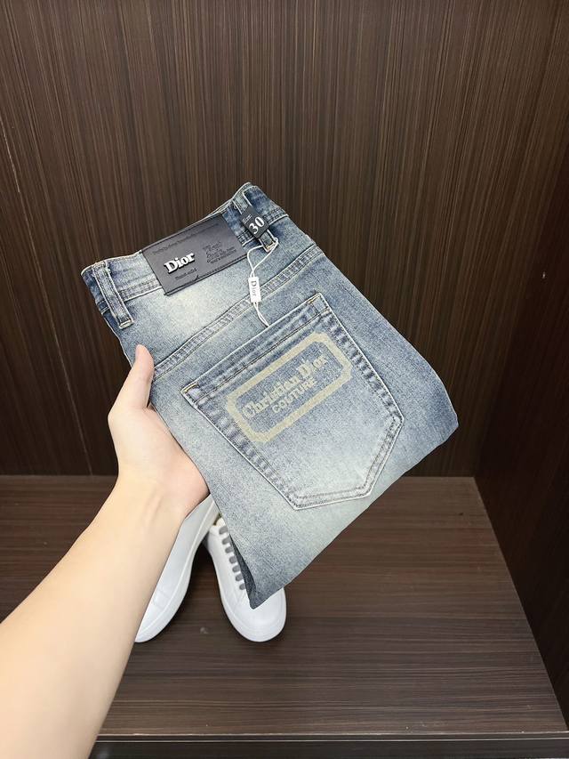 迪奥 2025新款新品 专柜有售 实体店极品牛仔裤专柜原版1:1好货 适合各个年龄段 市场最高版本的欧洲进口面料 舒适柔软亲肤 上身效果超级棒时尚百搭 笔挺有型