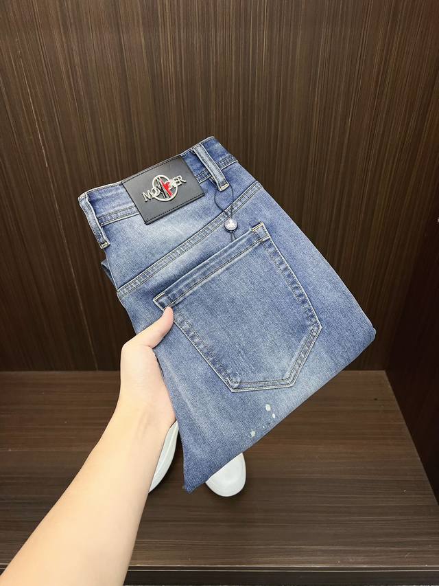 蒙口 2025新款新品 专柜有售 实体店极品牛仔裤专柜原版1:1好货 适合各个年龄段 市场最高版本的欧洲进口面料 舒适柔软亲肤 上身效果超级棒时尚百搭 笔挺有型